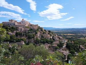 加尔加斯Gîte La Charité à proximité de Roussillon, Gordes的山顶的村庄