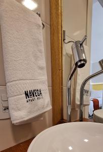 纳韦甘蒂斯NAVEGA PRAIA HOTEL的浴室配有白色水槽和毛巾