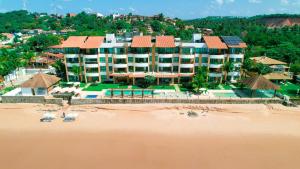 马塞约Waterfront Apart Hotel的海滩上的度假村的空中景致