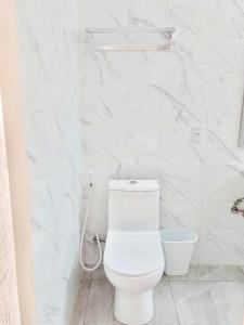 PoocTiki Bantayan Cebu Tourist Inn Inc的白色的浴室设有卫生间和软管