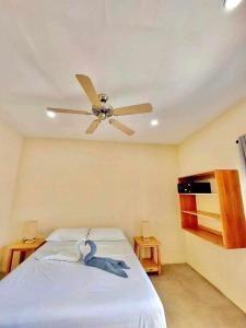 PoocTiki Bantayan Cebu Tourist Inn Inc的一间卧室配有吊扇和一张床