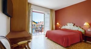 卡尼洛瑞维拉Residenza dei Fiori的一间带红色床的卧室和一个阳台