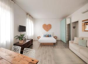 维罗纳Corte Melone room rental的客厅配有床和沙发