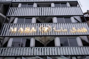 曼谷Masa Hotel فندق الماسة شارع العرب的建筑物一侧的标志