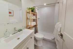 奥克兰Luxury Studio Apt in Lake Merritt的白色的浴室设有卫生间和水槽。