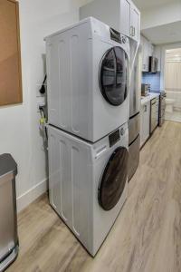 奥克兰Luxury Studio Apt in Lake Merritt的厨房配有两台洗衣机,彼此叠在一起