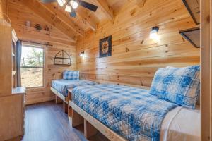 加特林堡Life's A Bear的小木屋内一间卧室,配有两张床