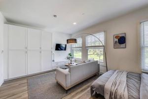 奥克兰Private Luxury Studio in Lake Merritt的一间卧室配有一张床、一张书桌和一个窗户。