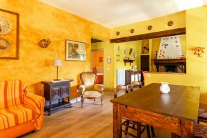 PopiglioTramonto al Rifugio Arcobaleno的客厅设有黄色的墙壁和木桌