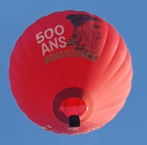 蒙特艾克斯Le Cœur de la petite Cisse的空中飞着的红色热气球