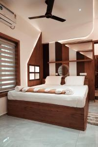 奎隆Kalloos Island Backwater Resort的一间卧室配有一张大床和吊扇
