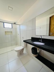 特赖里Aldeias Guajiru Apart的白色的浴室设有卫生间和水槽。
