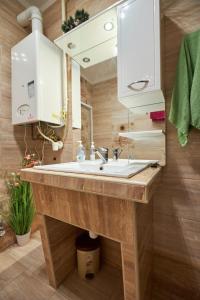 豪伊杜索博斯洛Valentin Deluxe Apartman的一间带水槽和镜子的浴室