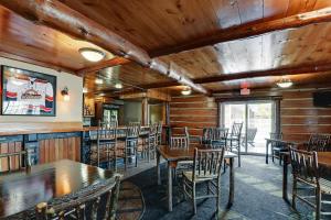皮奥里亚Stoney Creek Hotel Peoria的餐厅拥有木墙和桌椅