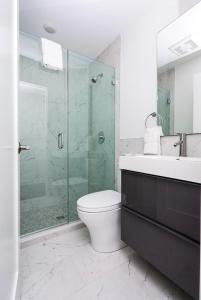 波士顿Modern Studio in Historic Boston - Unit #401的一间带卫生间和玻璃淋浴间的浴室