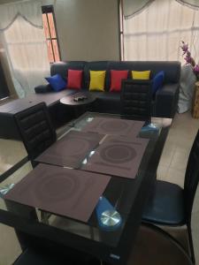 洛美Fafape的客厅配有沙发和桌子