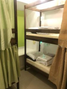 基辅ArArAt-TARASA SHEVCHENKA Hostel KYIV的客房设有双层床和毛巾。