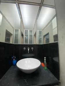 科尔多瓦Casa Mirador Posada Urbana的一间带水槽和大镜子的浴室