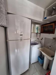新文达移民镇Apartamento Venda Nova do Imigrante的一间带冰箱和水槽的小厨房
