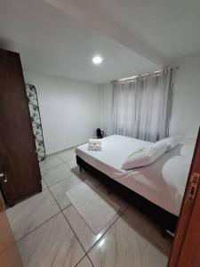 新文达移民镇Apartamento Venda Nova do Imigrante的一间卧室配有带白色床单和枕头的床。