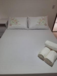 新文达移民镇Apartamento Venda Nova do Imigrante的一张带2条毛巾和2个枕头的白色床