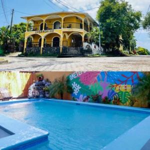 莫约加尔帕Hostal Casa Moreno的一座大型黄色房子,前面设有一个游泳池