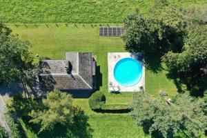 费瑞雷斯Sy - Les Aywisses的享有带游泳池的别墅的顶部景致