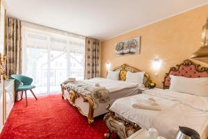 波亚纳布拉索夫Artemis Villa的酒店客房设有两张床和窗户。