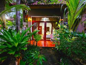 潘切卡萨海滩度假酒店的热带花园,设有卧室