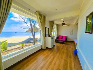 潘切卡萨海滩度假酒店的客房设有大窗户,享有海滩美景