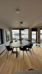 UlvsvågNordic Waterside Escape的享有美景的带桌椅的用餐室