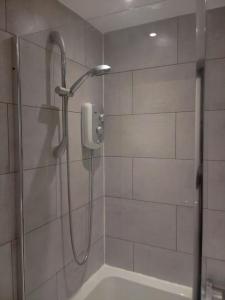 Harold WoodBig spacious 4 Bed House Romford London的浴室设有淋浴,墙上配有电话