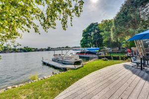 奥康诺摩沃Lakefront Wisconsin Escape with Boat Dock and Kayaks!的船上的码头