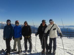 法洛伦斯Montaña Blanca的一群人在滑雪场上拍照