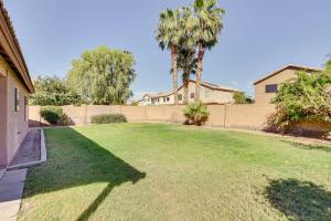 凤凰城Pet-Friendly Phoenix Home with Fenced Backyard!的一个带围栏和棕榈树的大院子