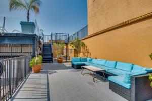 洛杉矶Downtown Los Angeles Condo with Shared Rooftop Pool!的大楼一侧带蓝色沙发的天井