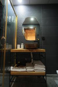 尚勒乌尔法ASTARTE HOTEL的浴室设有水槽和带毛巾的架子。