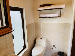 CoguaLa Arboleda, Refugio的一间带卫生间和毛巾的小浴室