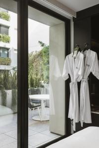 洛杉矶The Godfrey Hotel Hollywood的带白色浴袍的滑动玻璃门客房
