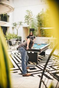 洛杉矶The Godfrey Hotel Hollywood的坐在乒乓球桌前的女人