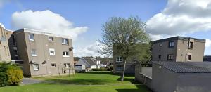 戴斯Serviced Apartment - Aberdeen的两栋建筑和庭院的景色