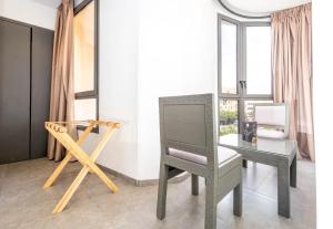 马拉喀什Fashion Boutique Hotel的客房设有书桌、椅子和电视。