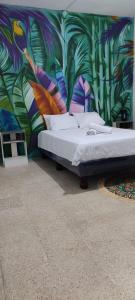 洛佩斯港Garden House Puerto López的一张位于多彩墙上的床铺