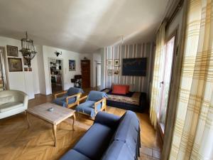 索科矿泉村Apartmani SuperStar的客厅配有蓝色的沙发和桌子