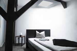 施韦特Pension Hilges im Herzen der Altstadt的一间卧室配有一张带黑白床头板的床