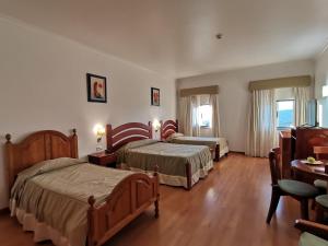 塞洛里库达贝拉金塔多斯赛德鲁斯酒店的酒店客房设有两张床和一张桌子。