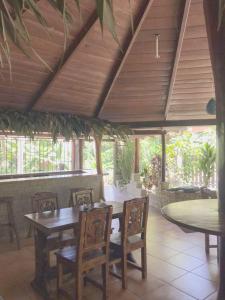 卡维塔Casa Caribbean Coconut的一间带桌椅的用餐室