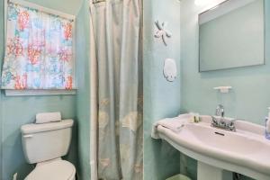 克利尔沃特Pelican Beach Studio #6的一间带卫生间、水槽和镜子的浴室