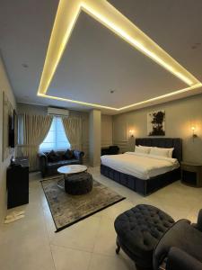 伊斯兰堡Villa Vista的一间大卧室,配有一张床和一张沙发
