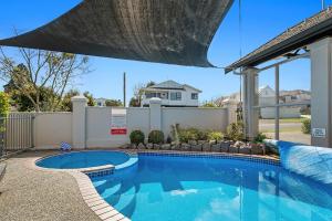 陶波Taupo Central Apartment的一座房子后院的游泳池